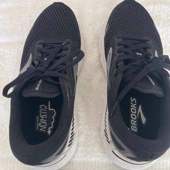 Women’s Brooks Adrenaline GTS 23 - Picture 6 of 8
